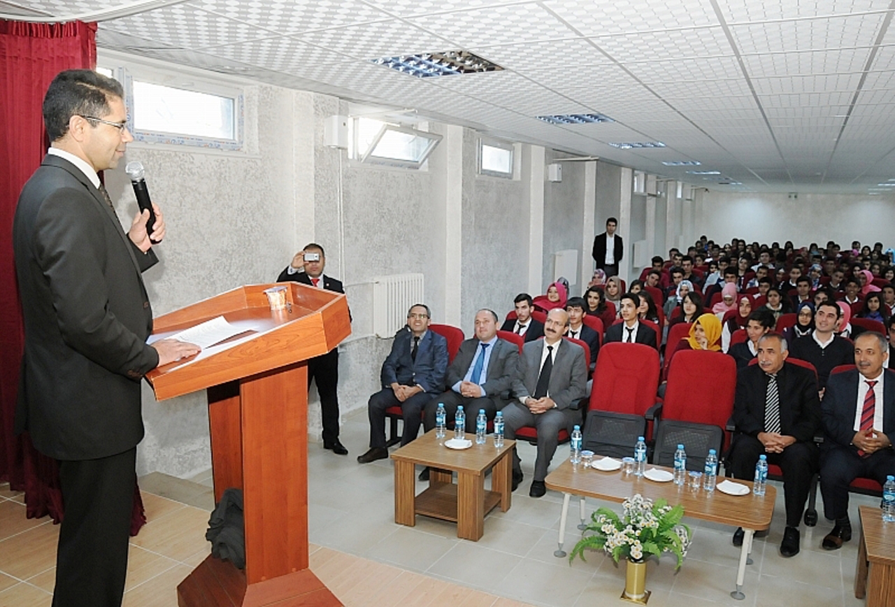 Batman’da bir okulun konferans salonu hizmete girdi Batman’da bir okulun konferans salonu hizmete girdi